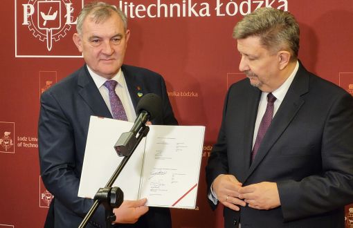 prof. Krzysztof Jóźwik i marszałek, Grzegorz Schreiber pokazują podpisany przez nich dokumnet, fot. PŁ