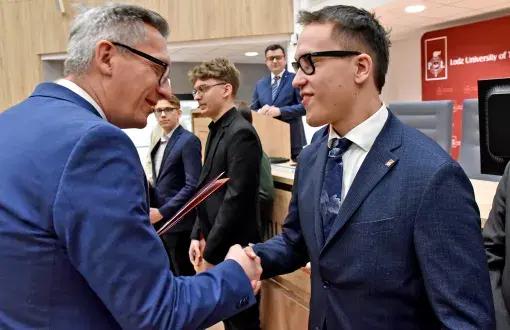 vice-rector prof. Łukasz Albrecht congratulates the participants E2TOP program