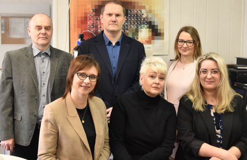 The research project group, from left: dr inż. Katarzyna Grzelak-Błaszczyk – principal investigator, prof. Elżbieta Klewicka, mgr inż. Lidia Piekarska-Radzik (foreground) and dr hab. inż. Robert Klewicki, TUL professor, dr inż. Michał Sójka, and dr inż. Sylwia Ścieszka