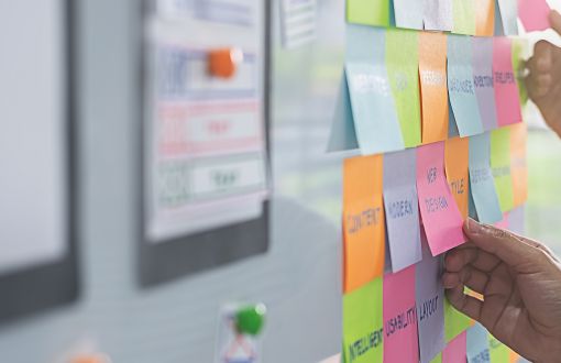 Grafika do tekstu o szkoleniach z projektu Dostępna PŁ