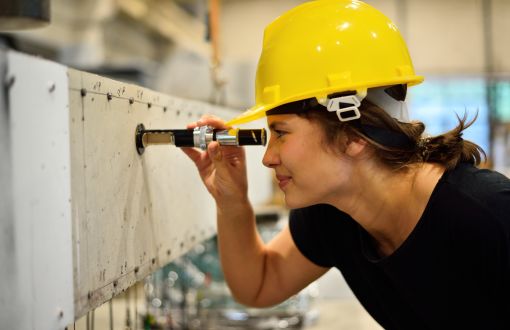 Studentka Wydziału BAIiŚ PŁ w laboratorium, fot. arch. PŁ