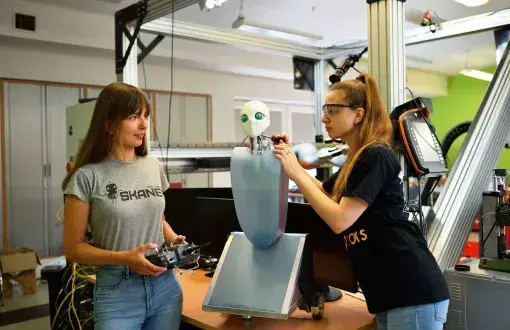 Studentki kierunku automatyka i sterowanie robotów na WEEIA PŁ, fot arch. PŁ