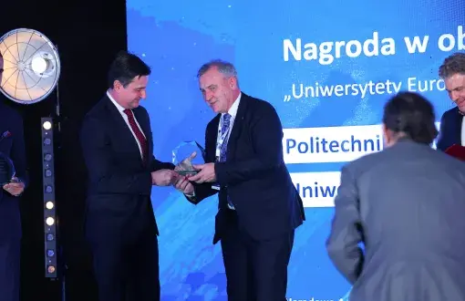 Rektor prof. Krzysztof Jóźwik odbiera nagrodę za zwycięstowo w konkursie