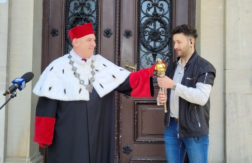 Rektor PŁ, prof. Krzysztof Jóźwik przekazuje symbol władzy przewodniczącemu SSPŁ Krzysztofgowi Sobieckiemu, fot. Jacek Szabela