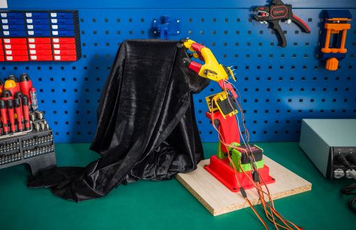 Test stand: the glove control interface and the robotic arm, photo by Aleksandra Wysokińska