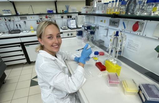 Aleksandra Kośmider, studentka biotechnologii na PŁ w laboratorium, fot. arch. prywatne