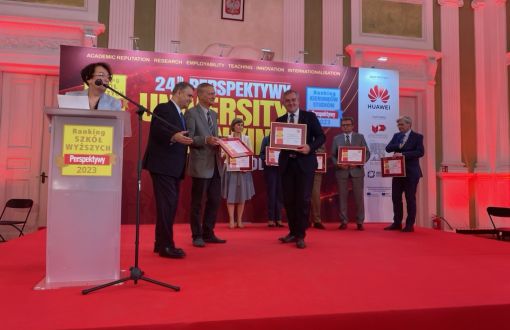 prof. Krzysztof Jóźwik odbiera z rąk Waldemara Siwińskiego z Perspektyw, fot. arch. PŁ