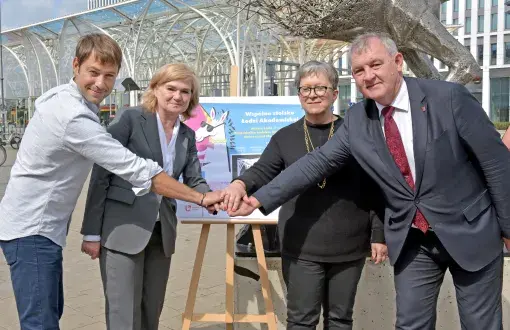 Rektorzy łódzkich uczelni od prawej prof. Krzysztof Jóźwik (PŁ), prof. Lucyna Woźniak (UMed), prof. Elżbieta Ządzińska (UŁ) oraz wiceprezydent Łodzi Adam Pustelnik, fot. Jacek Szabela