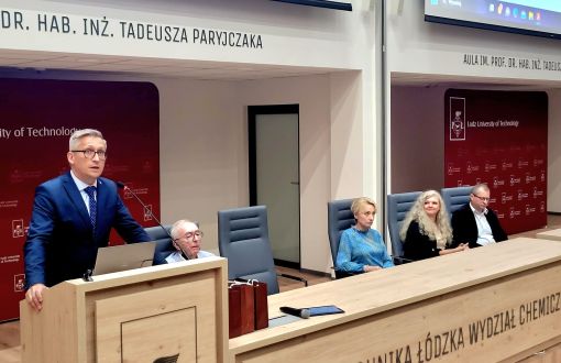 of. Łukasz Albrecht podczas spotkania z uczniami w auli. im. prof. T. Paryjczaka, fot. Jacek Szabela