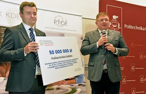 Prorektor - dr hab. inż. Andrzej Romanowski, prof. PŁ i wiceminister Tomasz Rzymkowski podczas konferencji na PŁ, fot. Jacek Szabela
