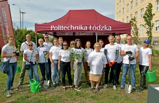 Uczestnicy akcji sadzenia drzew na kampusie PŁ, fot. Jacek Szabela