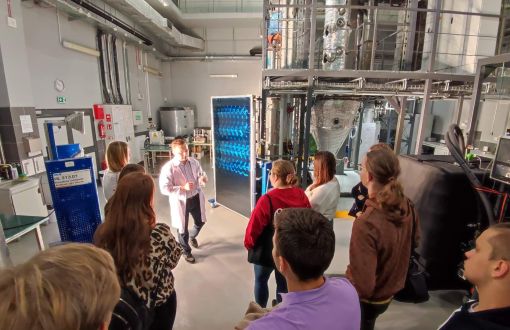 Młodzieź poznaje laboratoria w budynku LabFactor