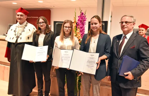  Laureaci ubiegłorocznego Konkursu FSNT-NOT na najlepszą pracę magisterską w PŁ podczas wręczenia nagród na posiedzeniu Senatu, fot. arch PŁ, J.Szabela 