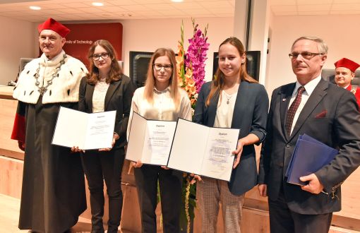  Laureaci ubiegłorocznego Konkursu FSNT-NOT na najlepszą pracę magisterską w PŁ podczas wręczenia nagród na posiedzeniu Senatu, fot. arch PŁ, J.Szabela 