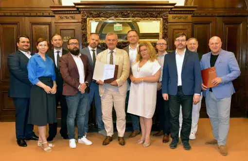 Attendees of the meeting sign a memorandum of association, photo by Jacek Szabela