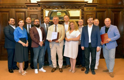 Attendees of the meeting sign a memorandum of association, photo by Jacek Szabela