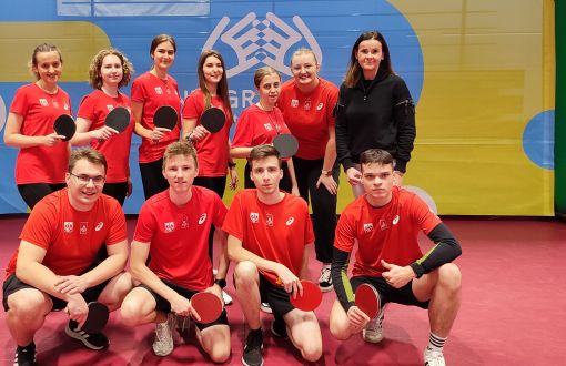  Studenci PŁ - reprezentanci sekcji dla osób z niepełnosprawnościami w IMP AZS PŁ w tenisie stołowym z trenerką, fot. AZS PŁ