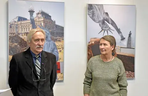 dr hab. inż. Krzysztof Wojciechowski i dr hab. Leokadia Bartoszko na wystawie w Galerii Biblio-Art w PŁ, fot. Jacek Szabela 