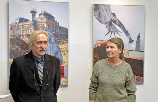 dr hab. inż. Krzysztof Wojciechowski i dr hab. Leokadia Bartoszko na wystawie w Galerii Biblio-Art w PŁ, fot. Jacek Szabela 