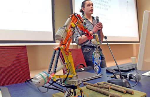 Jan Nowiński explained and demonstrated how to control a mechanical arm fitted with a gripper
