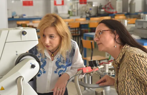 Od lewej - prof. PŁ Anna Marzec i Małgorzata Główczyńska w laboratorium Instytutu Technologii Polimerów i Barwników PŁ, fot. Filip Podgórski