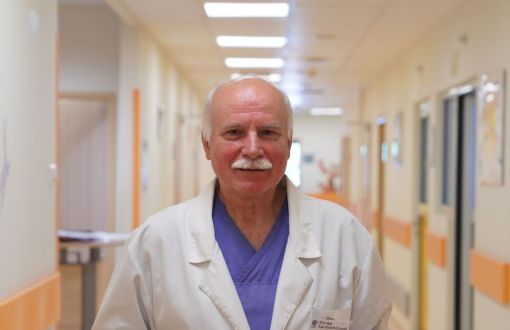 Zdjęcie portretowe: prof. Jacek Moll na szpitalnym korytarzu