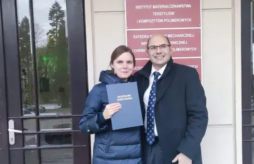 dr Karolina Turlakiewicz i dr hab. inż. Michał Puchalski, prof. PŁ, promotor, fot. arch. prywatne