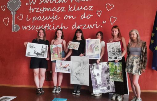 Female students with award-winning works, photograph by dr inż. arch. Joanna Matuszewska, supervisor of students from PŁ