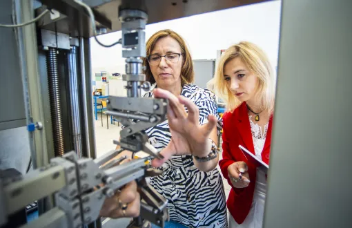 W laboratorium, od prawej - dr hab. inż. Anna Marzec, prof. PŁ i Dorota Latańska – Wulw, fot. Marcin Szmidt