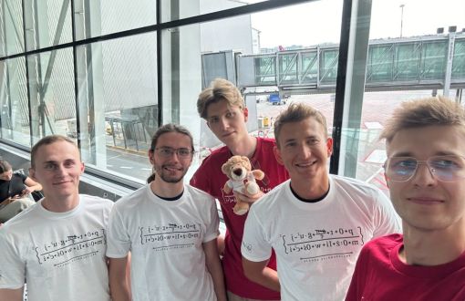 Studenci WEEIA na lotnisku, w drodze do Tajwanu, fot. WEEIA