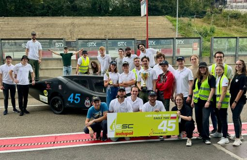 Lodz Solar Team z pucharami oraz Eagle Two