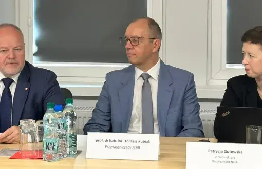 Prof. Tomasz Kubiak (w środku), obok sekretarz stanu w MNiSW prof. Marek Gzik i z-ca dyrektora Departamentu Nauki Patrycja Gutowska