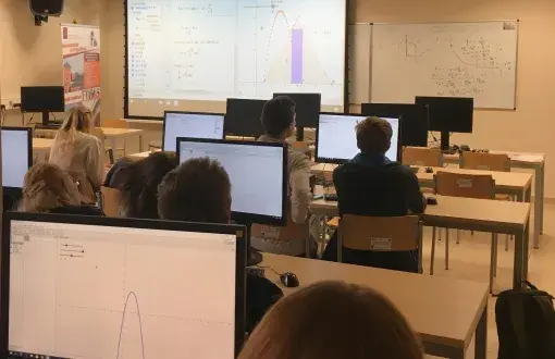Uczniowie przy komputerach na zajęciach z matematyki