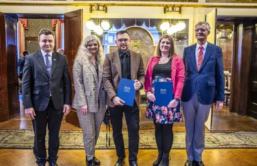 Laureaci nagród dr inż Joanna Grzelczyk i dr inż. Michał Binczarski, w towarzystwie prezesa OŁ PAN prof. Andrzeja Bartoszewicza (z prawej), prorektora prof. PŁ Andrzeja Romanowskiego i  prodziekan Wydziału Chemicznego prof. PŁ Izabeli Witońskiej