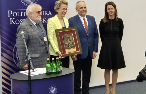 Od lewej : Wojciech Grzelecki dyr. ASiPK, prof. Danuta Zawadzka, rektor Politechniki Koszalińskiej, Włodzimierz Fisiak, kanclerz PŁ, Adrianna Gudzowska, kanclerz Uniwersytetu Technologicznego w Szczecinie foto: arch. Politechniki Koszalińskiej