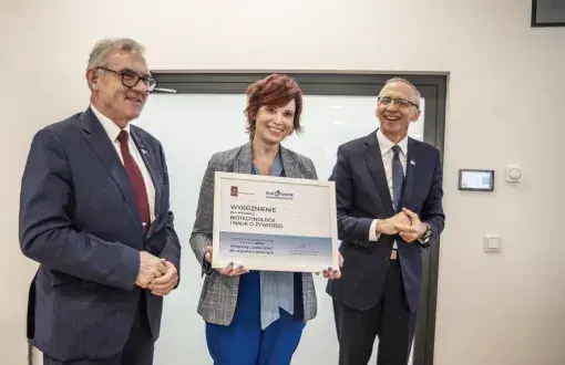 Dziekan WBiNoŻ dr hab. Edyta Gendaszewska-Darmach, prof. PŁ otrzymała za dobre praktyki aż dwa dyplomy. Wręczyli je rektor prof. Krzysztof Jóźwik i prorektor ds. rozwoju prof. Paweł Strumiłło. 