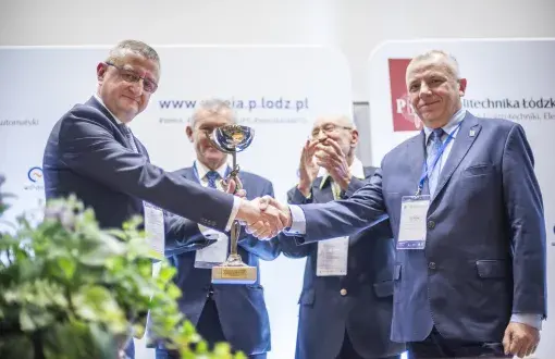 Assoc. Prof. Paweł Węgierek, Professor of Lublin University of Technology, handed the trophy to Prof. Jacek Kucharski. Accompanying them: Prof. Krzysztof Kluszczyński and Prof. Krzysztof Jóźwik photo: Marcin Szmidt