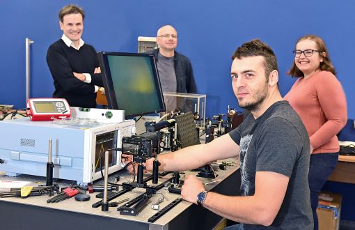 Prof. Tomasz Czyszanowski (z lewej) wraz z zespołem: dr. hab. Michałem Wasiakiem, dr inż. Magdaleną Marciniak i dr. inż. Marcinem Gębskim, fot. arch.