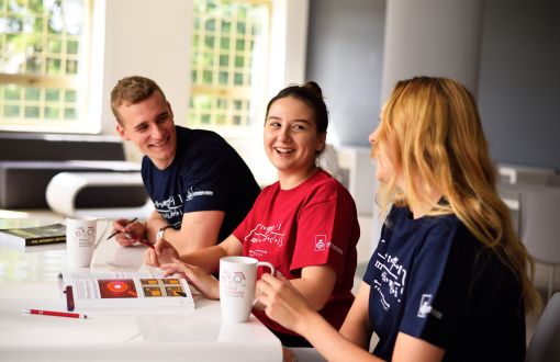 Studenci w koszulkach z hasłem promującym PŁ "Potęguj możliwości"