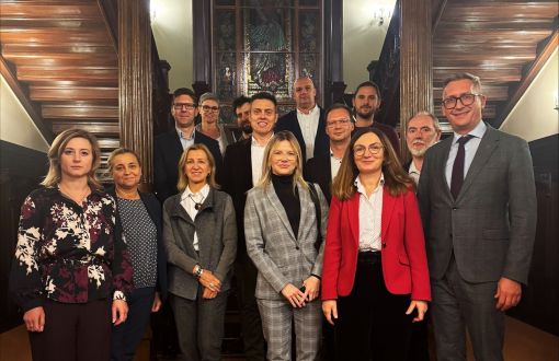 Grupa badaczek i badaczy z prorektorem ds. nauki prof. Łukaszem Albrechtem, przygotowująca prezentację potencjału naukowego PŁ w czasie wizyty w USA