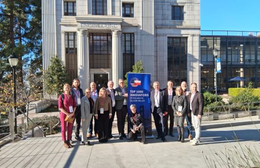 Przedstawiciele PŁ przed budynkiem UC Berkeley