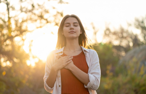 Międzynarodowy Dzień Kochania Siebie młoda kobieta trzymajaca ręce na sercu