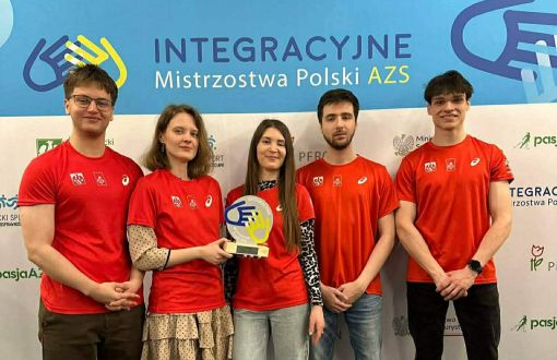 pięcioro student&oacute;w PŁ w czerwonych koszulkach stoi na tle ścianki z napisem iintegracyjne mistrzostwa polski AZS