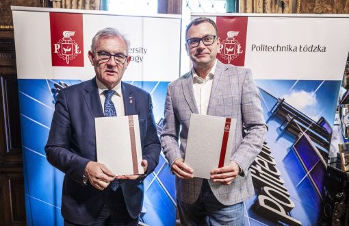 Dwie osoby prezentujące podpisany dokument