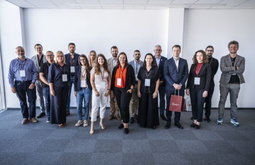 Grupa sób pozujących do zdjcia z nagrodami