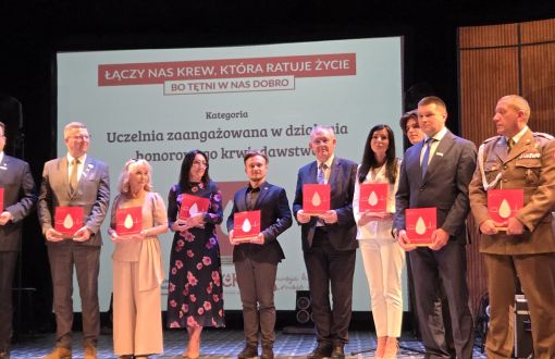 Grupa osób ze statuetkami